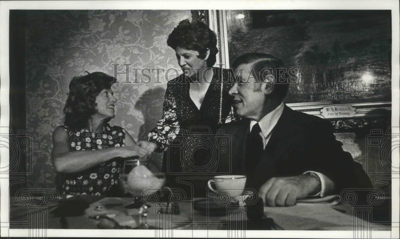 Load image into Gallery viewer, 1972 Press Photo Mrs Henry Maier meets Shriver before the speeches. - mjb69542
