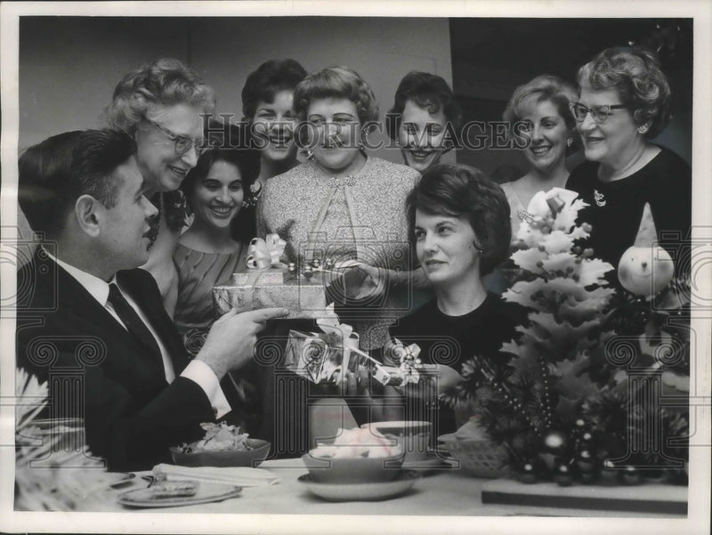 Load image into Gallery viewer, 1962 Press Photo Mayor Maier, wife receive gift at annual Chiristmas party.
