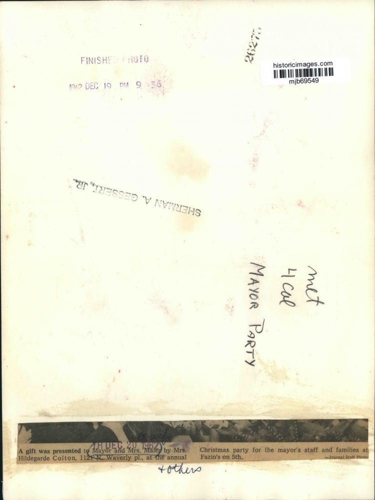 1962 Press Photo Mayor Maier, wife receive gift at annual Chiristmas party.