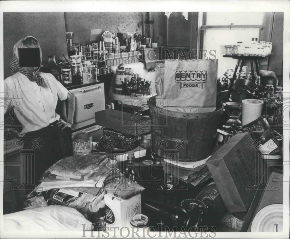 1973 Press Photo 88 Year Old Woman&#39;s Cluttered Apartment in Milwaukee, Wisconsin- Historic Images