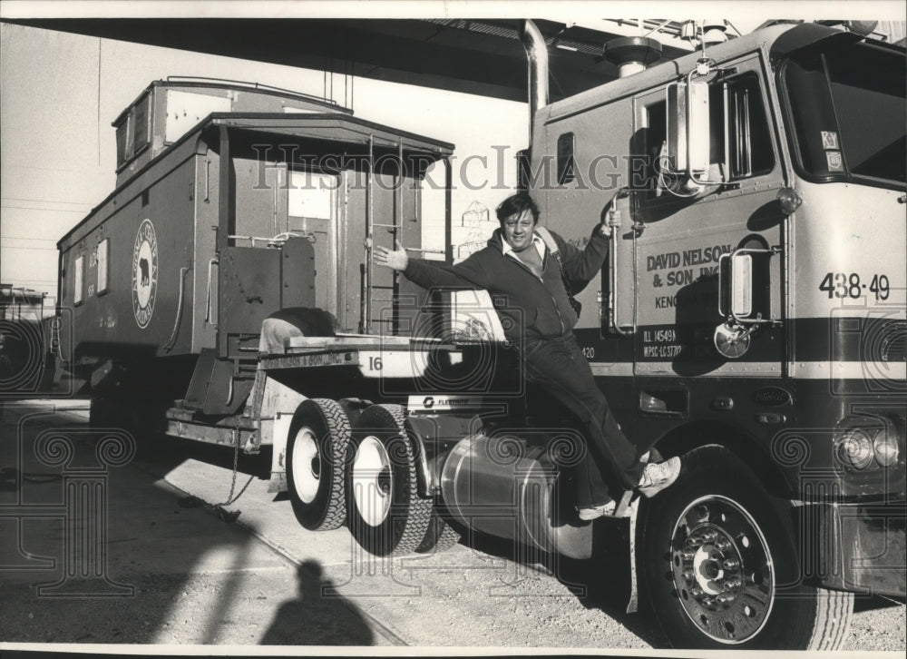 1988 Press Photo Garee Hupp with Flatbed Truck to Pick Up His Wooden Caboose- Historic Images