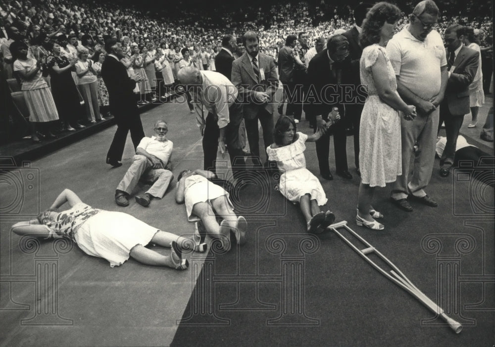 1987 Press Photo People overcome at Healing Exposition at the Arena, Milwaukee. - Historic Images