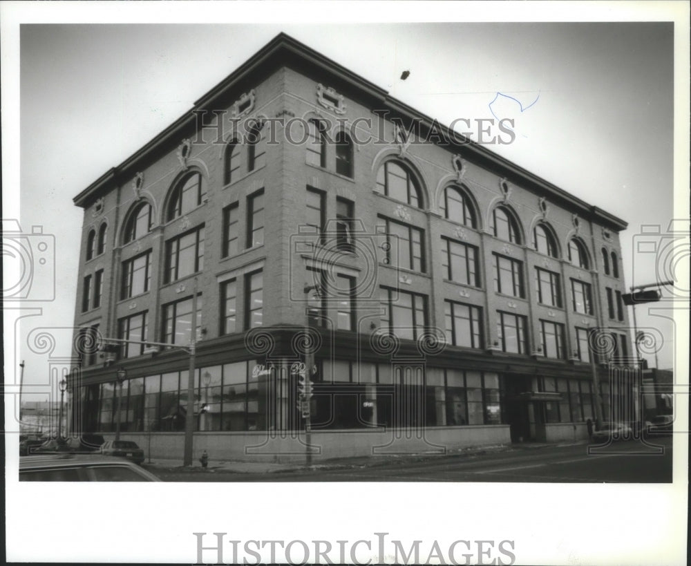 1995 Press Photo Newly renovated international building, Milwaukee- Historic Images