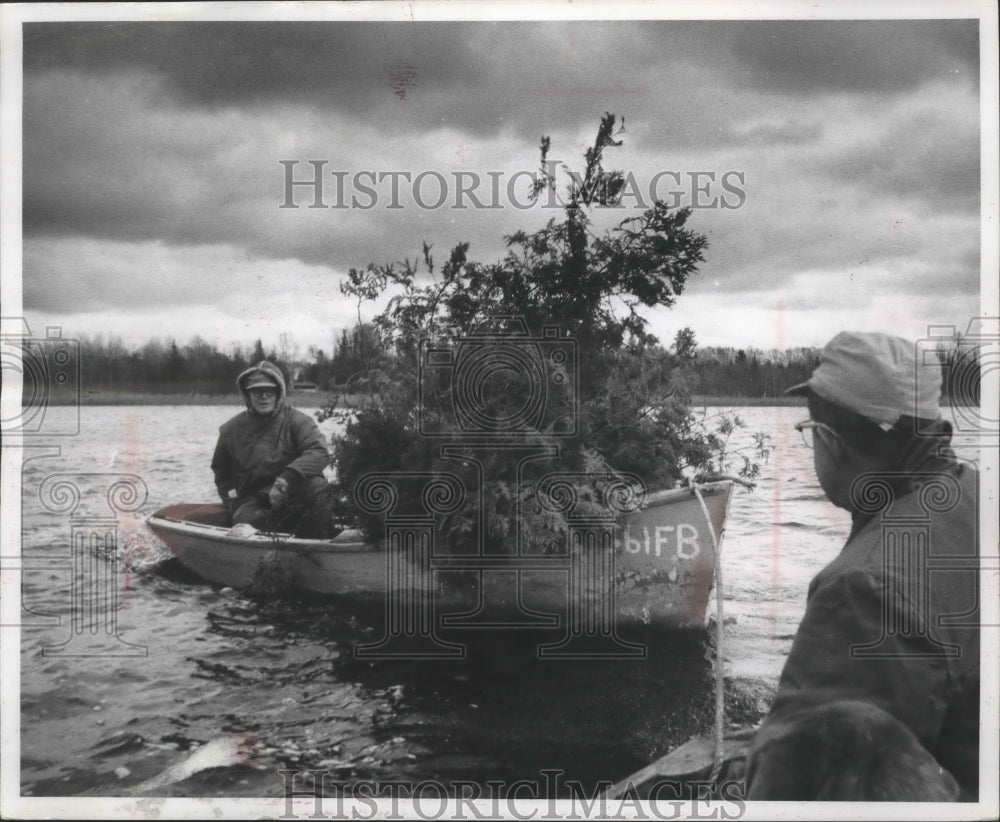 1960 Press Photo Tom Rost, Cedarburg, Wisconsin camouflaged boat, duck hunting- Historic Images