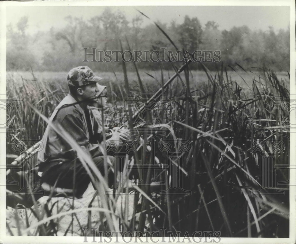 1970 Press Photo Neal and Robert Selecke of Rhinelander hunt ducks in Wisconsin