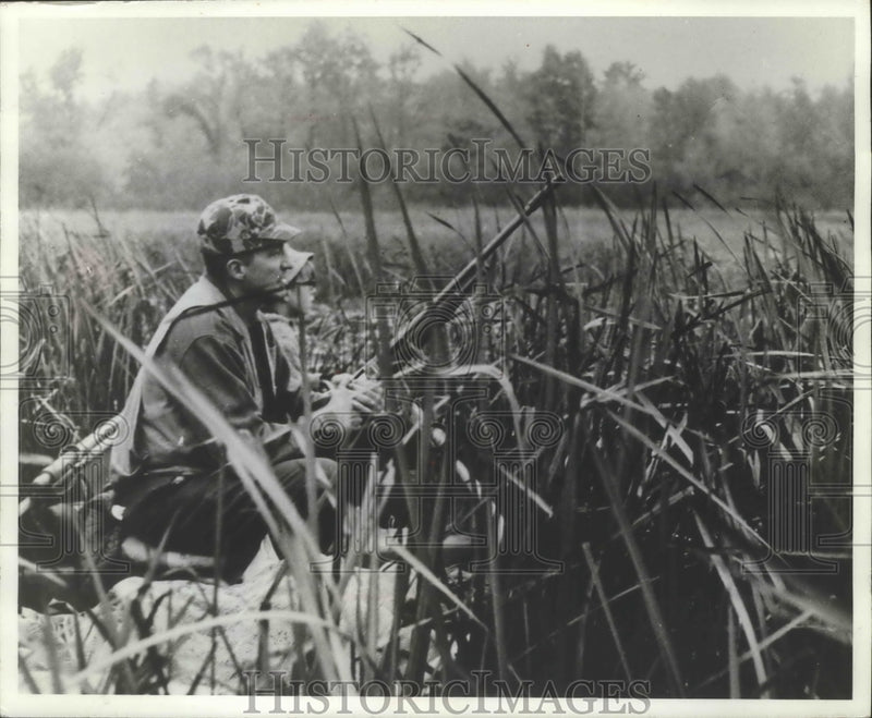 Load image into Gallery viewer, 1970 Press Photo Neal and Robert Selecke of Rhinelander hunt ducks in Wisconsin
