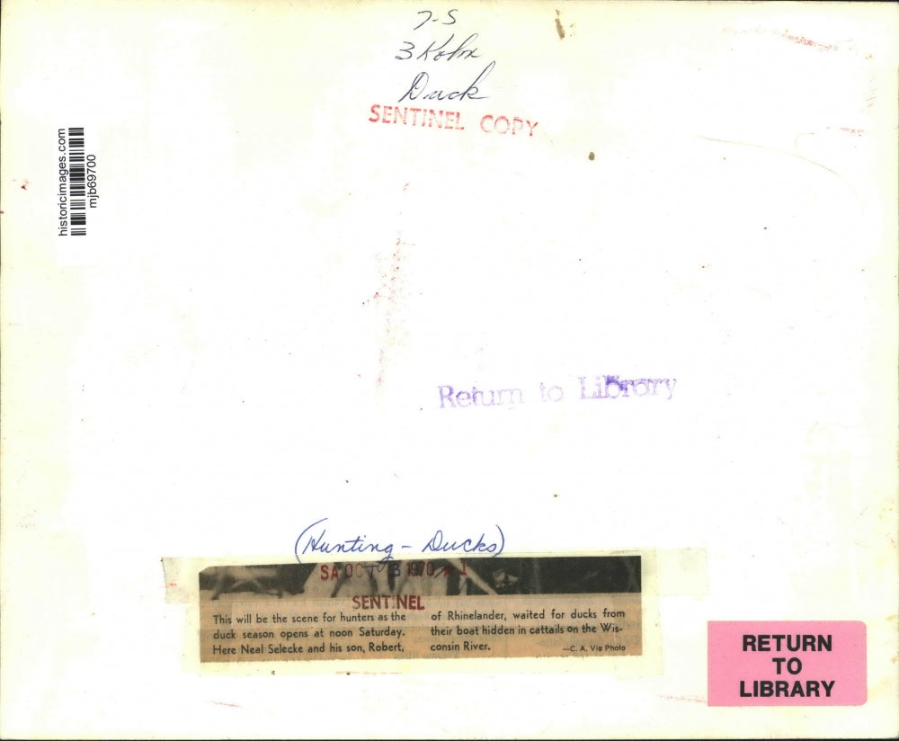 1970 Press Photo Neal and Robert Selecke of Rhinelander hunt ducks in Wisconsin