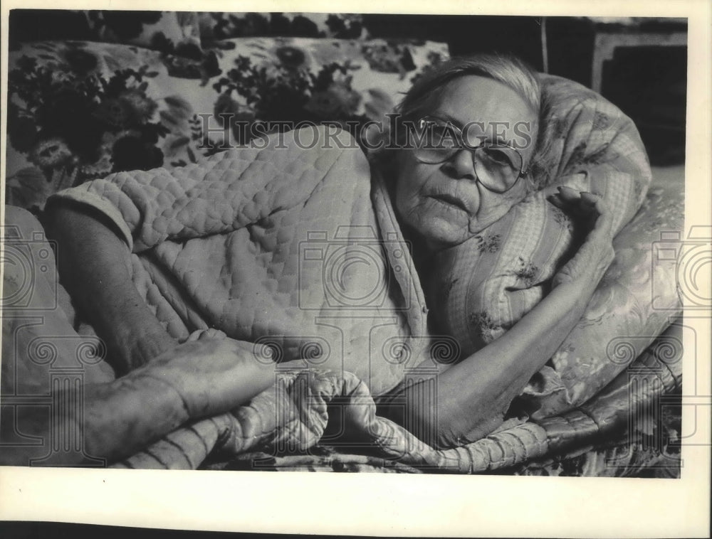 1986 Press Photo Ada Buerosse lying down on couch in her home- Historic Images