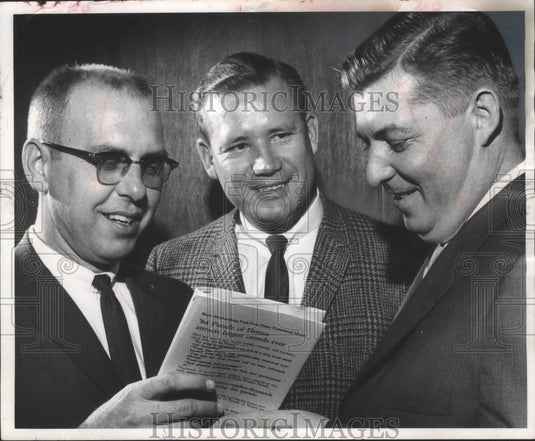 1964 Press Photo James Nichols with new officers of builder Assoc., Milwaukee.