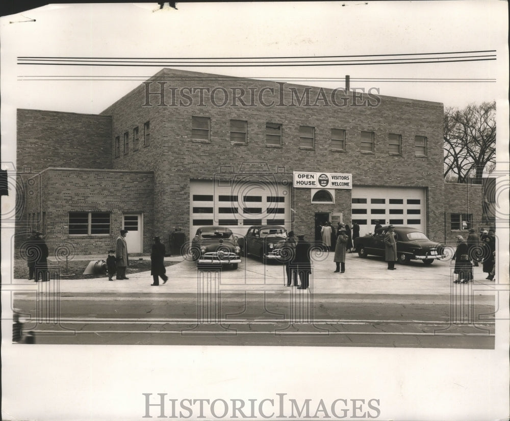 1954 Press Photo People at open house of the fire department, Milwaukee.- Historic Images