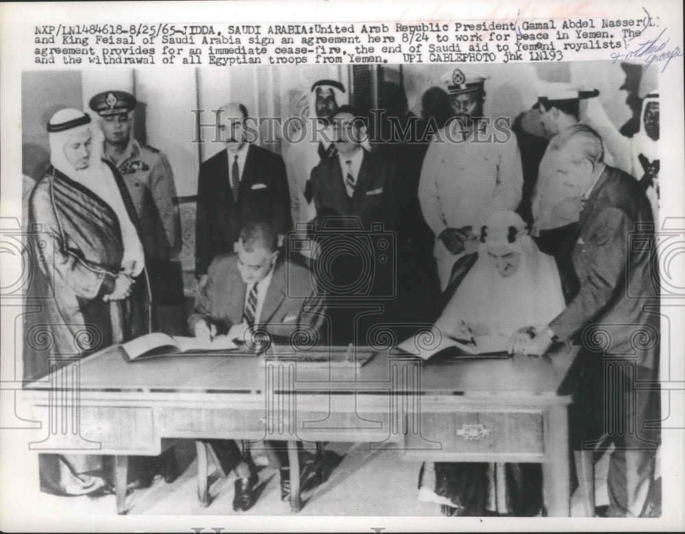 1965 Press Photo President Gamal Abdel Nasser &amp; King Feisal sign peace agreement- Historic Images