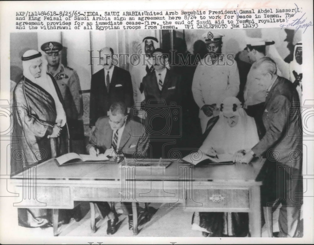 1965 Press Photo President Gamal Abdel Nasser & King Feisal sign peace agreement- Historic Images