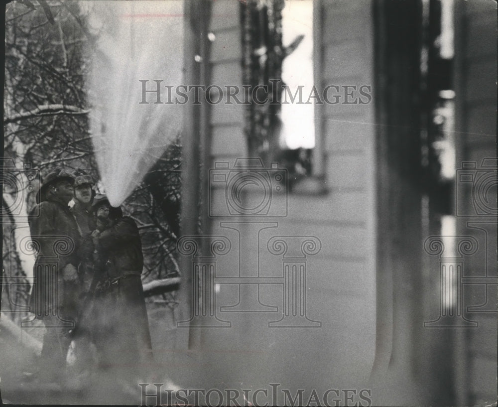 1975 Press Photo Milwaukee firemen Ybnez, Oglesby, and Young during training