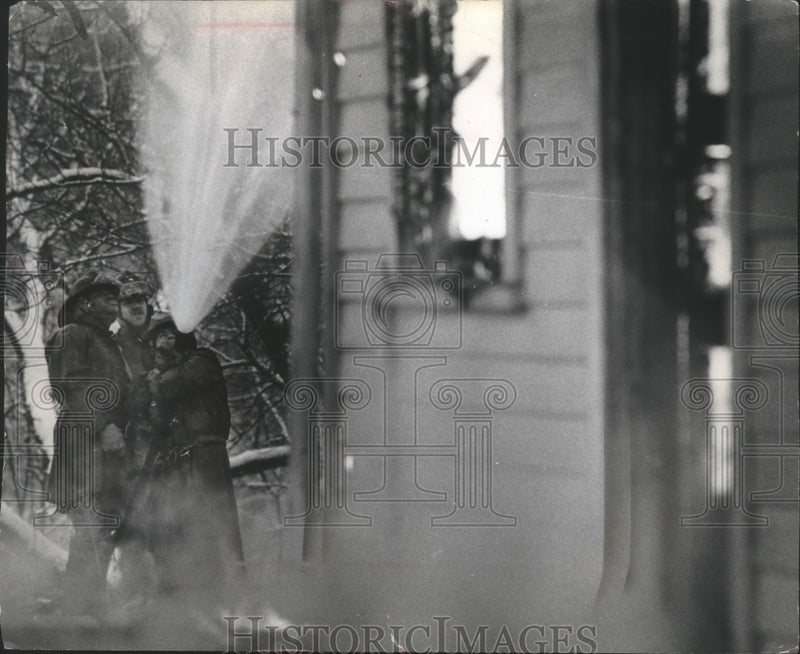 Load image into Gallery viewer, 1975 Press Photo Milwaukee firemen Ybnez, Oglesby, and Young during training

