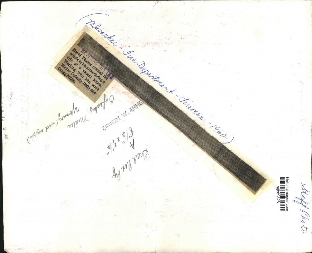 1975 Press Photo Milwaukee firemen Ybnez, Oglesby, and Young during training