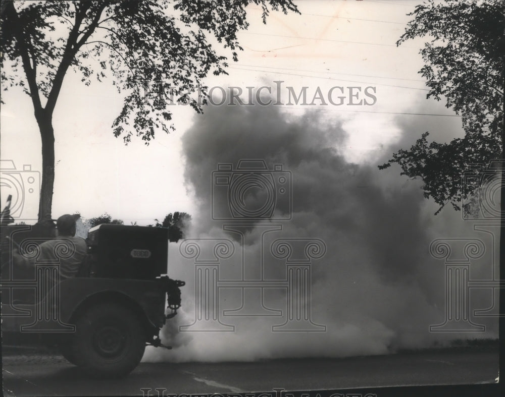 1954 Press Photo Frederick Volk, spraying for mosquitoes at Fox Point, Milwaukee- Historic Images