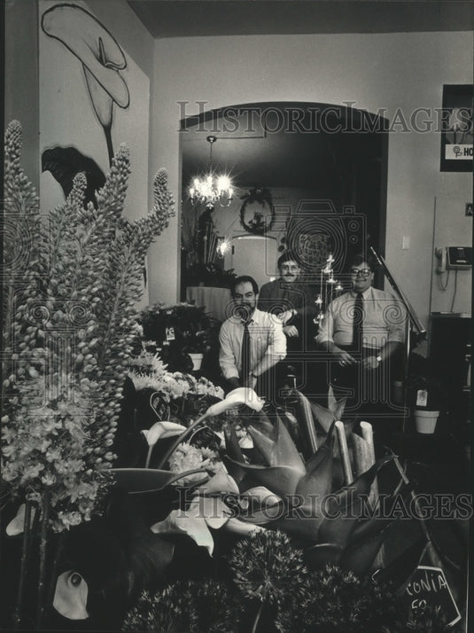 1986 Press Photo Florists and owners at their business Milwaukee Blooms Limited.- Historic Images