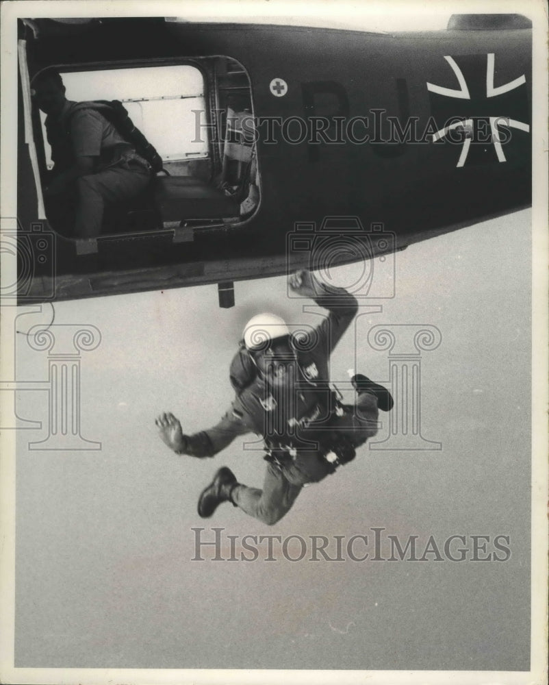 1966 Press Photo Parachutist Helmut Witthoeft leaps from plane. - mjb70001- Historic Images