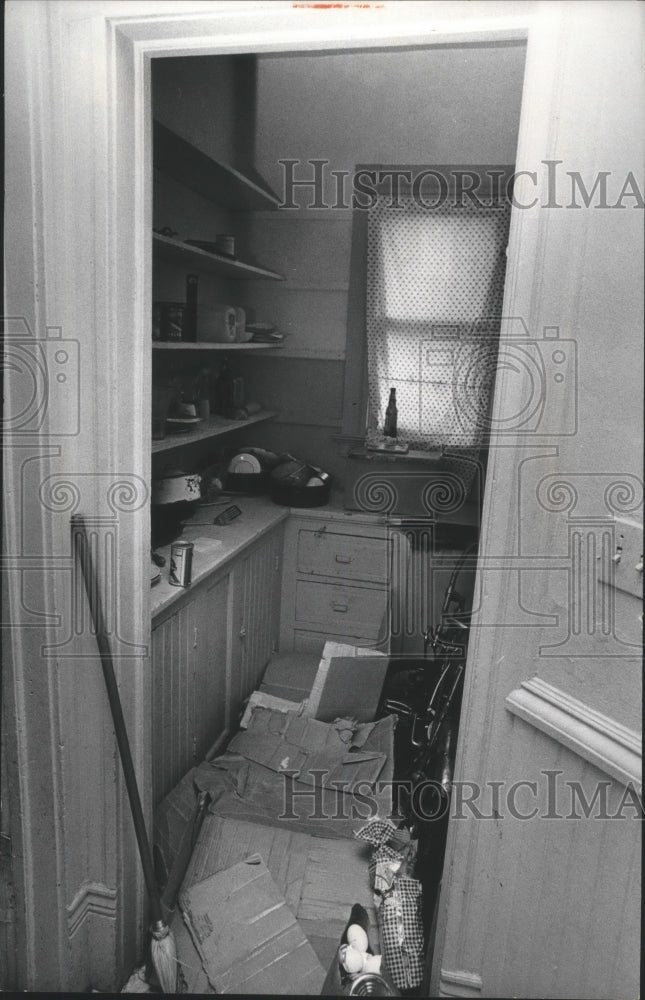 1973 Press Photo Littered pantry in apartment of welfare client, Milwaukee.