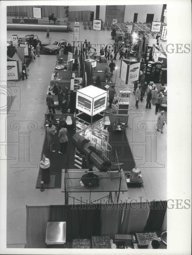 1974 Press Photo Exhibits and features at industrial salute to MECCA, Milwaukee.- Historic Images