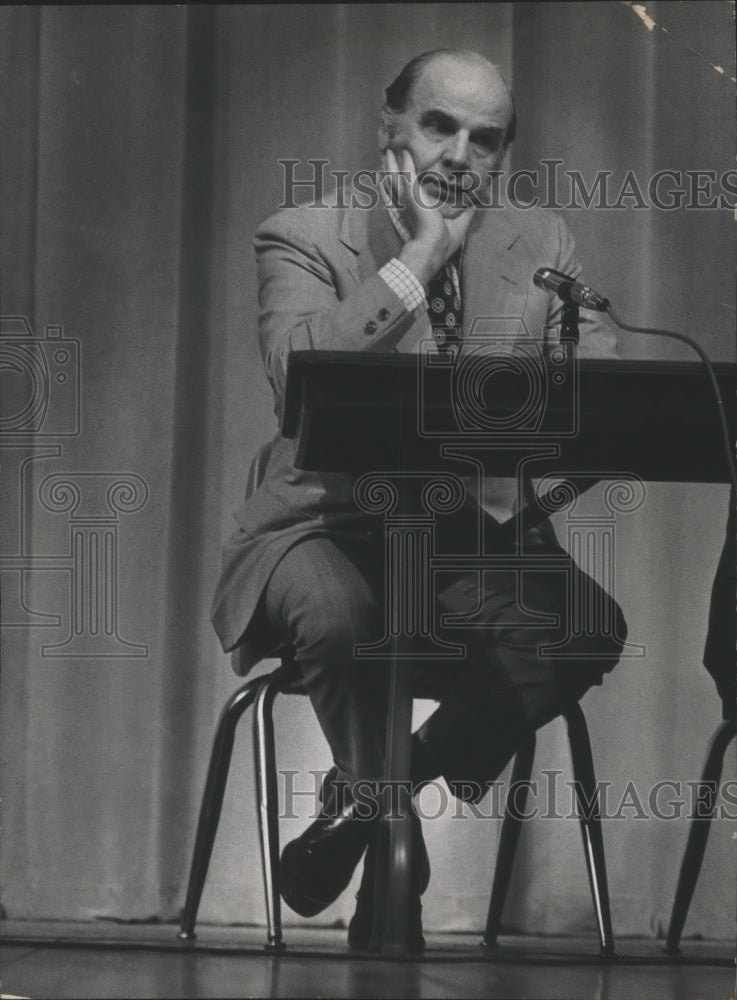 Load image into Gallery viewer, 1974 Press Photo Wisconsin Senator Gaylord Nelson at Wauwatosa West High School
