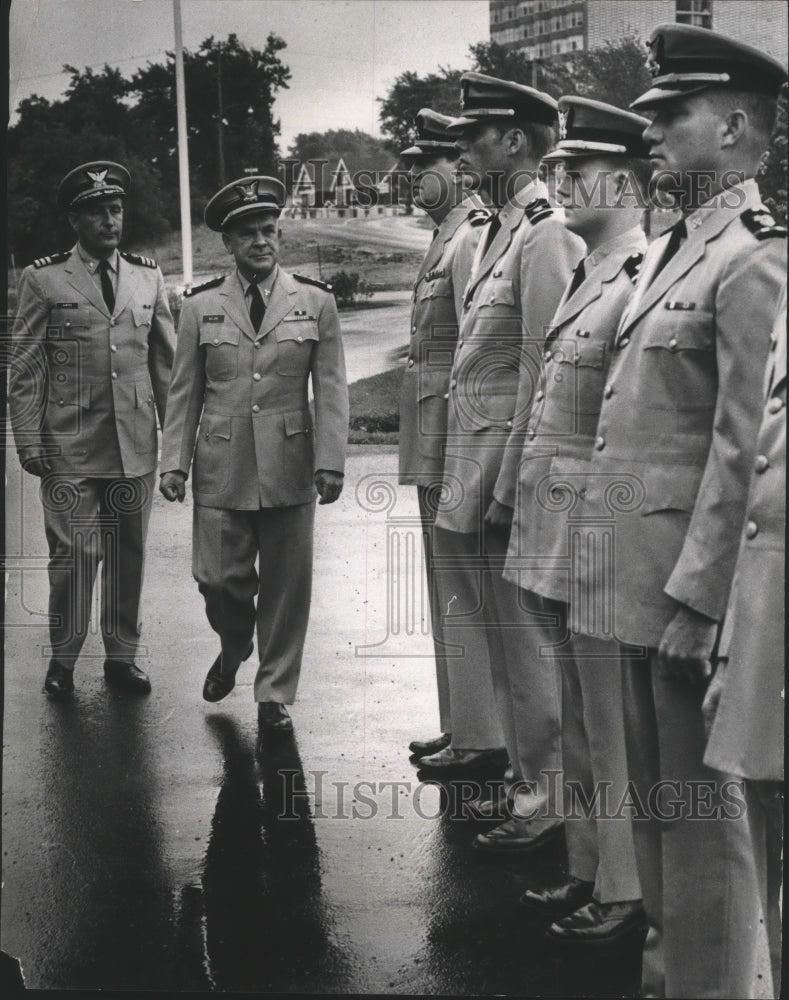 1969 Press Photo CWO4 Donald Nelson inspecting coast guard officers in Milwaukee- Historic Images