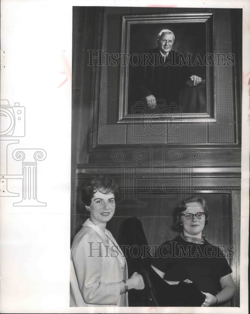 1964 Press Photo Daughters of the late Roy R. Stauff at portrait unveiling- Historic Images