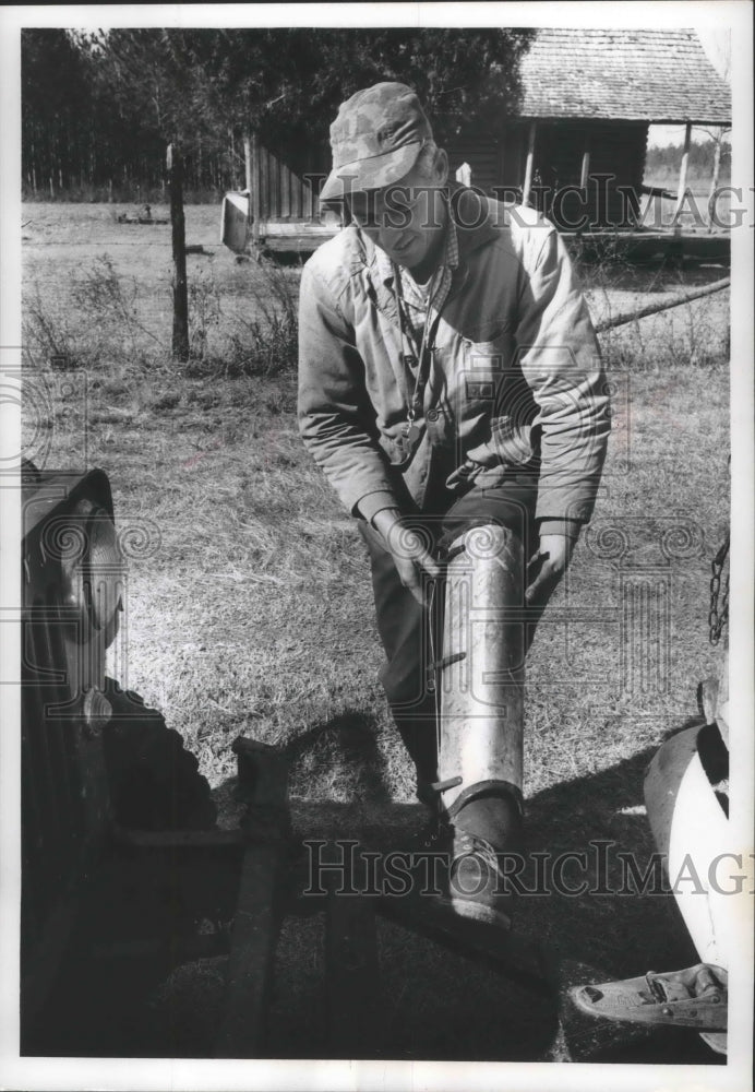 1964 Press Photo Wisconsin quail hunter wears metal leggings for protection- Historic Images