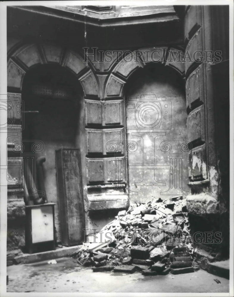 1963 Press Photo Deteriorating courtyard in Budapest, Hungary- Historic Images