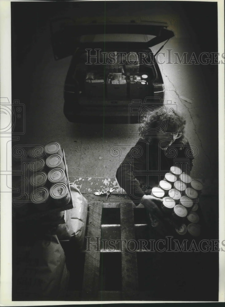 1990 Press Photo Janet Byers-Dent load food for Milwaukee Hunger Task Force- Historic Images