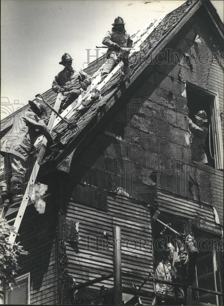 1979 Press Photo Milwaukee firemen work on charred house- Historic Images