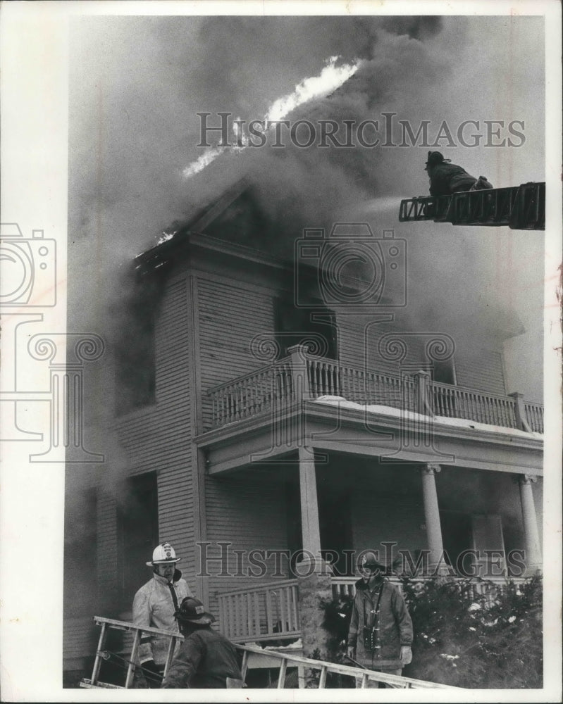 1976 Press Photo Milwaukee firemen directed by Chief Florian Sobczak - mjb70255