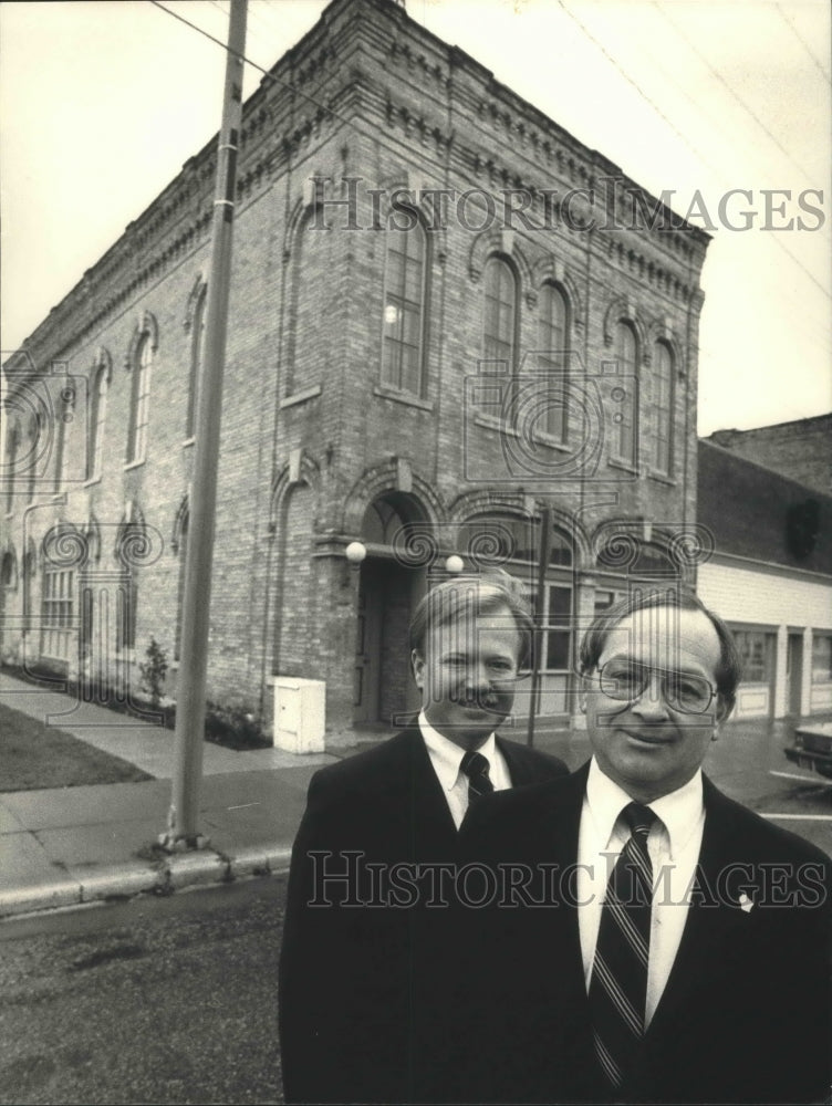 1987 Press Photo Gary Myers and Gaylin Morgan outside Morgan and Myers Inc.- Historic Images