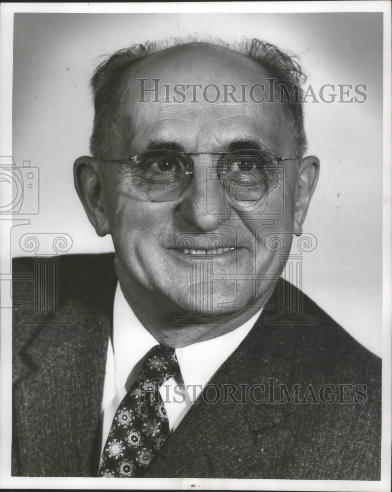 1958 Press Photo Reporter says United States aid is wasted and people lack info.- Historic Images