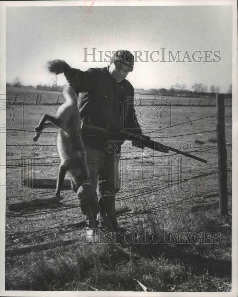 1954 Press Photo Hunter Ralph Spartz with Reynard fox - Historic Images