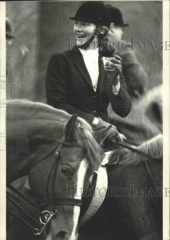 1986 Press Photo Annette Luther sipping sherry on horse before fox hunt- Historic Images