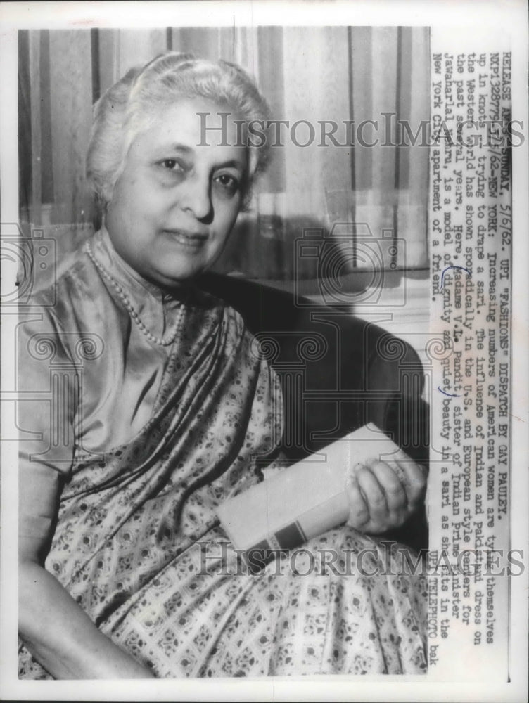 1962 Press Photo Madame Pandit, sister of Indian Prime Minister, modeling sari