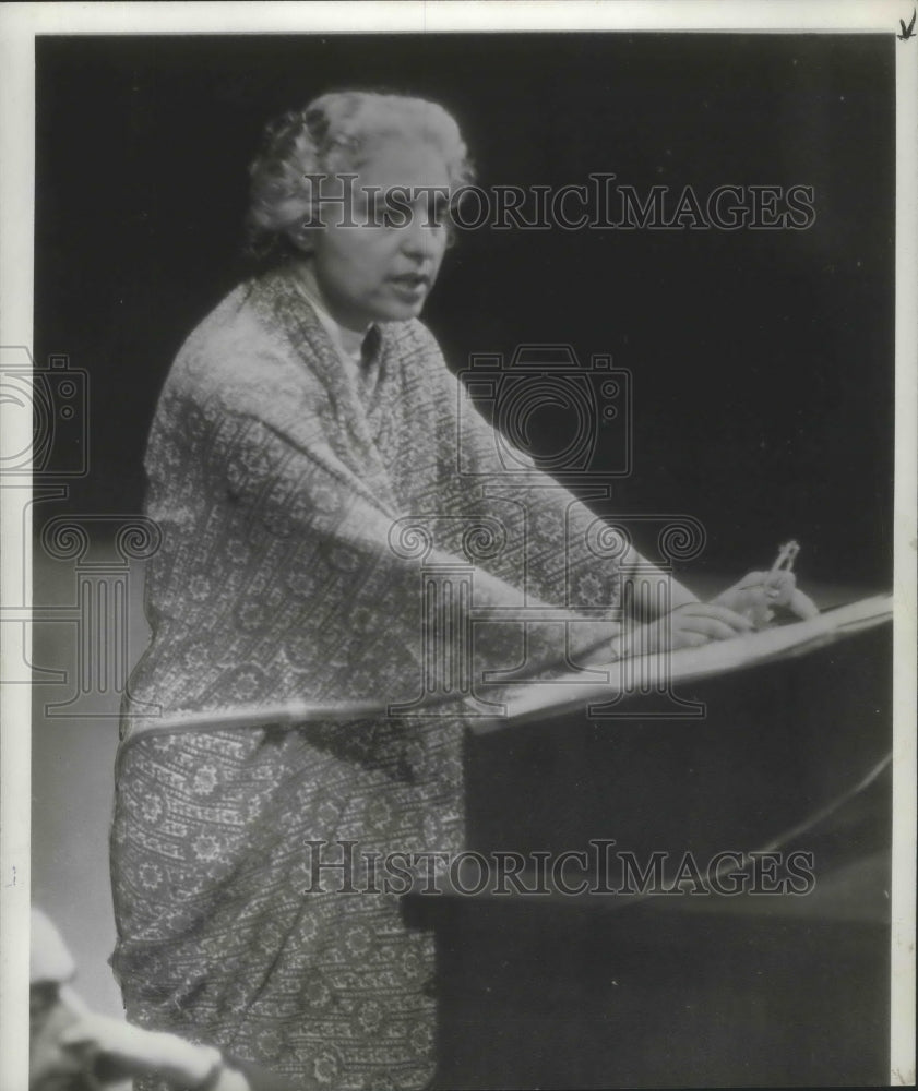 1946 Press Photo Vijaya Lakshmi Pandit at the rostrum - mjb70388