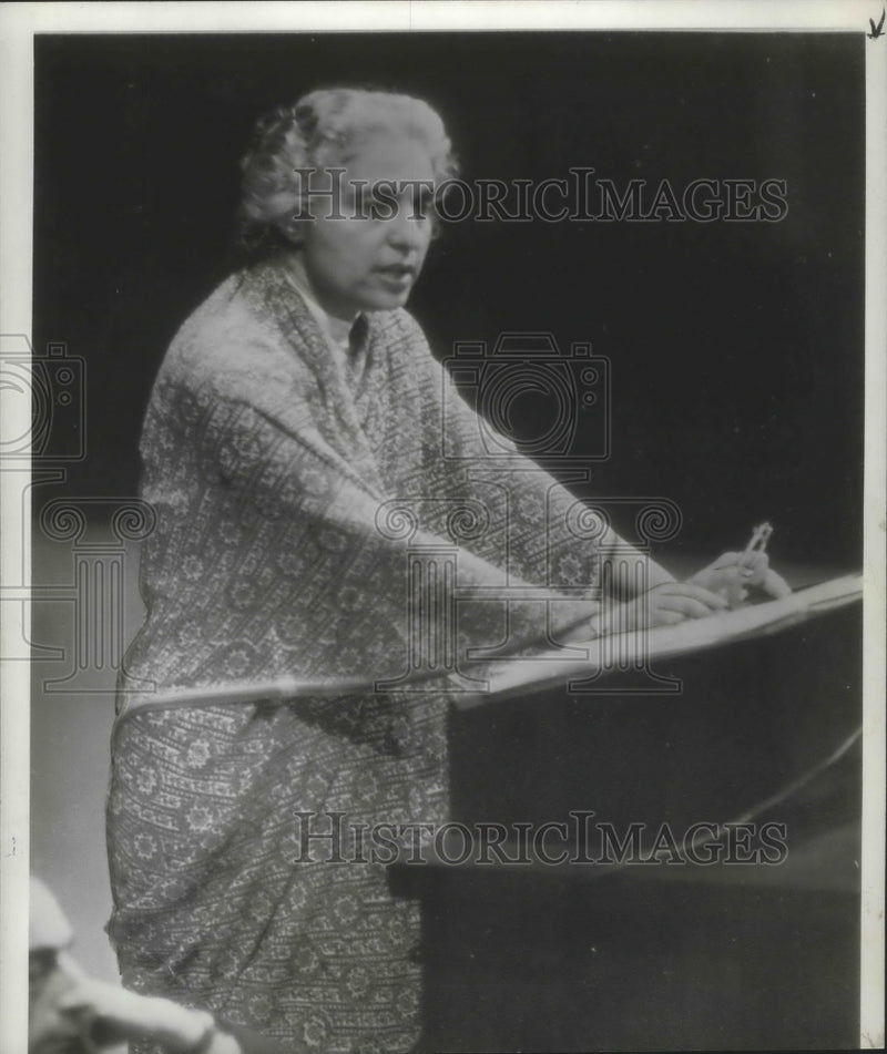 Load image into Gallery viewer, 1946 Press Photo Vijaya Lakshmi Pandit at the rostrum - mjb70388
