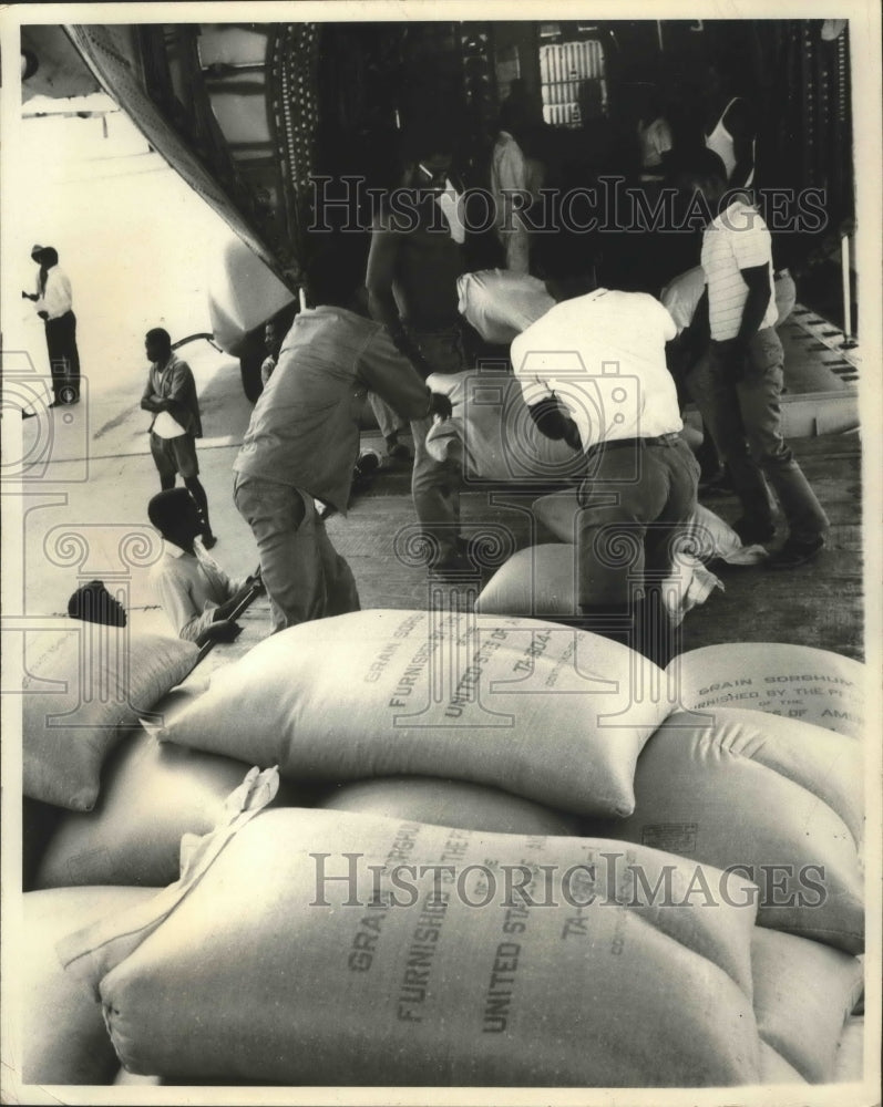 Load image into Gallery viewer, 1974 Press Photo Workers load american grain aboard West German plane for Africa
