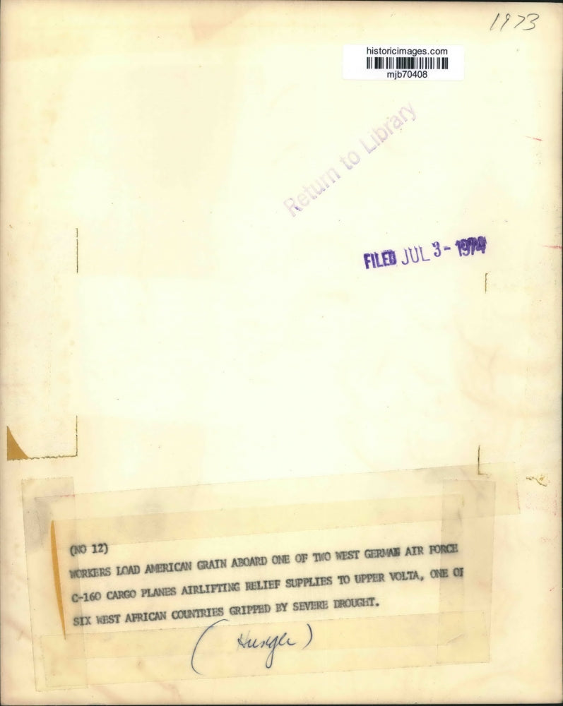 1974 Press Photo Workers load american grain aboard West German plane for Africa