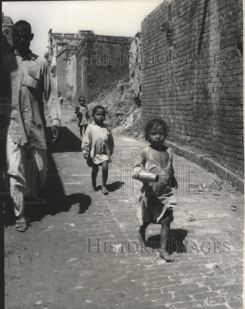 1965 Press Photo Indian refugee children head for CARE food center, Pakistan.- Historic Images