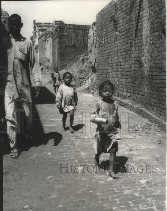 1965 Press Photo Indian refugee children head for CARE food center, Pakistan.- Historic Images