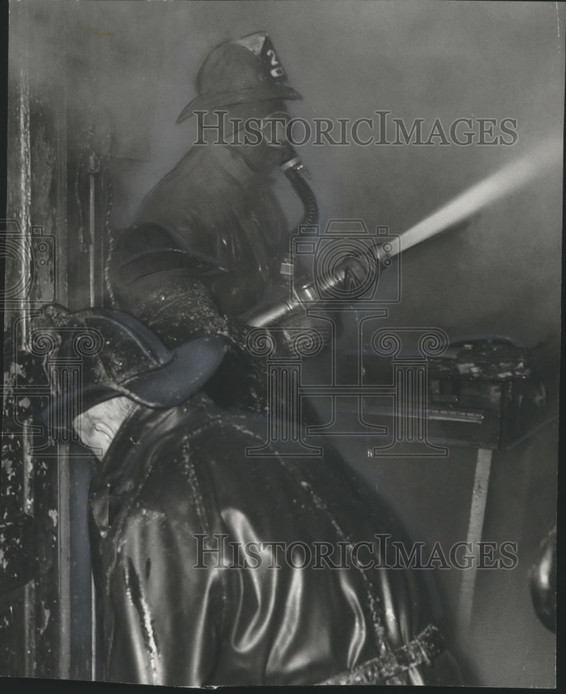 1952 Press Photo Milwaukee firemen battle fire at Bereswills picture frame store- Historic Images