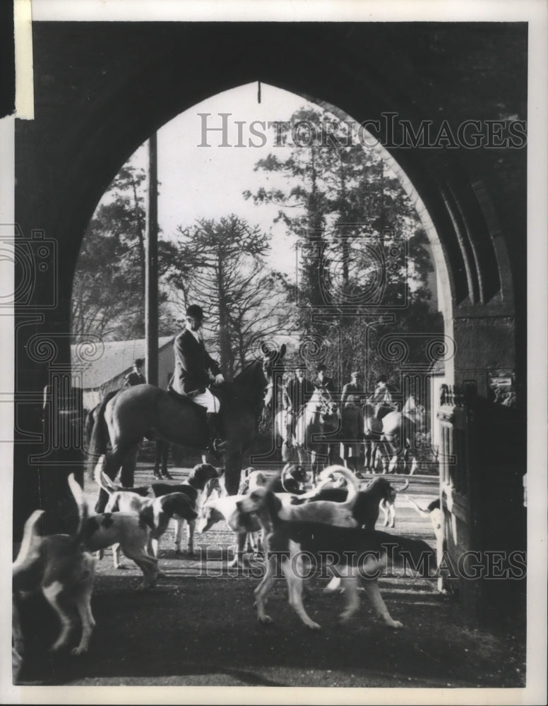 1951 Press Photo Major D. Stuckley, with huntsmen at memorial hunt, England.- Historic Images