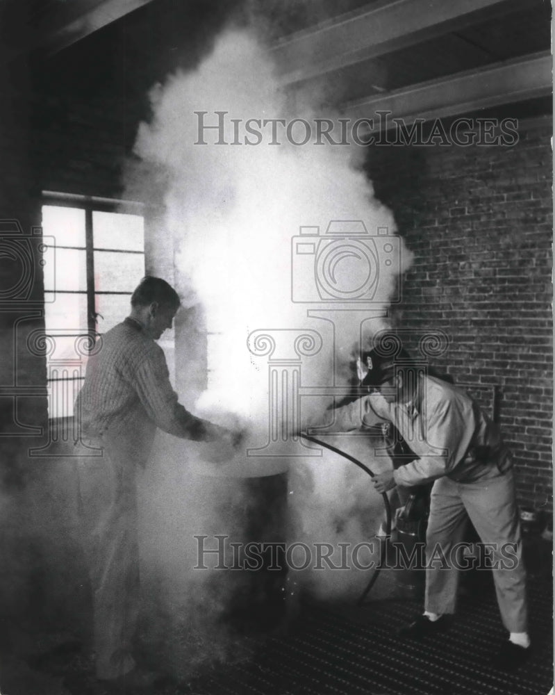 1972 Press Photo Milwaukee Fire Department Firemen during a practice drill- Historic Images