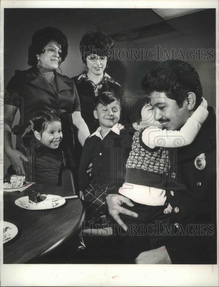 1975 Press Photo Milwaukee Fireman Valdez Celebrates Graduation With His Family
