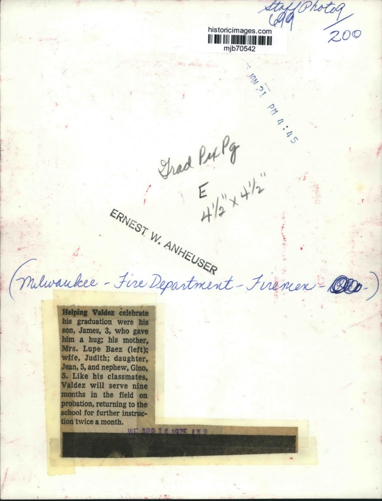 1975 Press Photo Milwaukee Fireman Valdez Celebrates Graduation With His Family