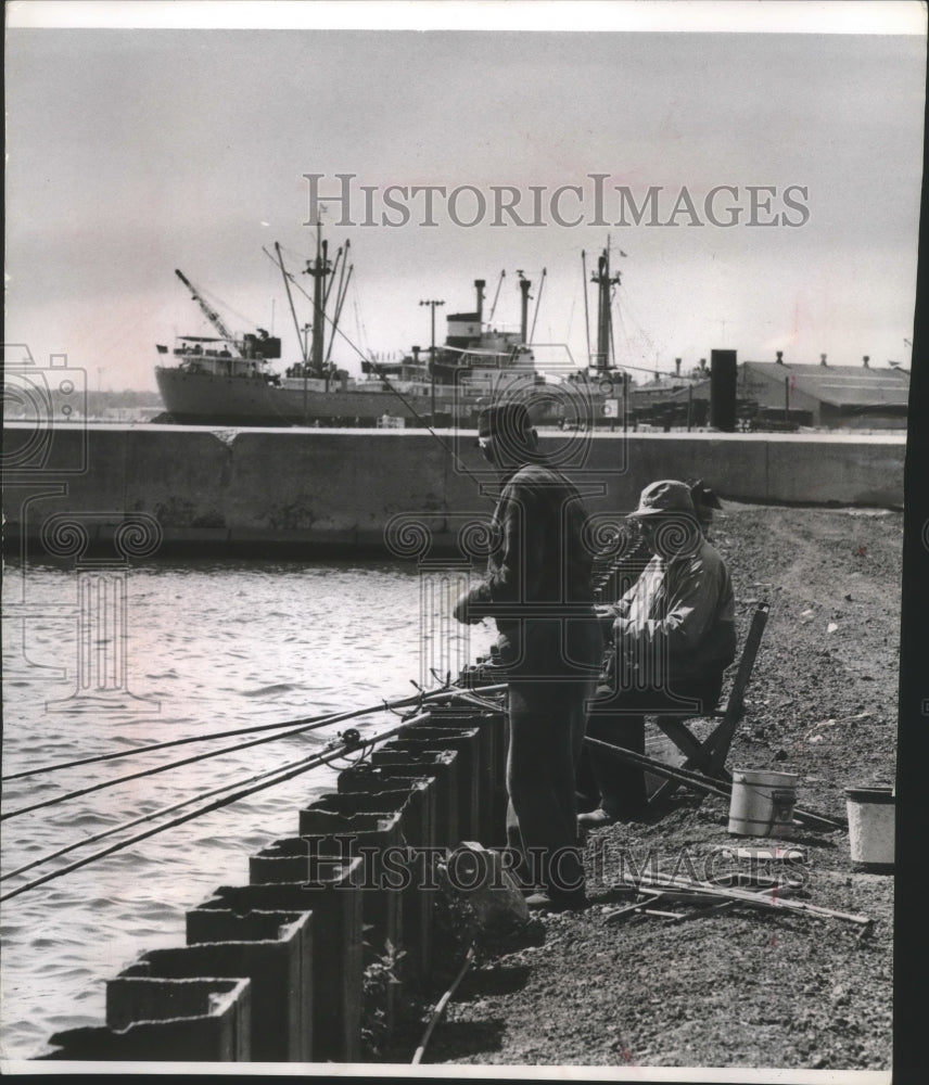 1962 Press Photo Perch Fishermen In Milwaukee&#39;s Harbor - mjb70544