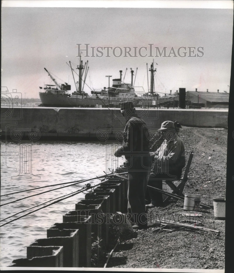 Load image into Gallery viewer, 1962 Press Photo Perch Fishermen In Milwaukee's Harbor - mjb70544
